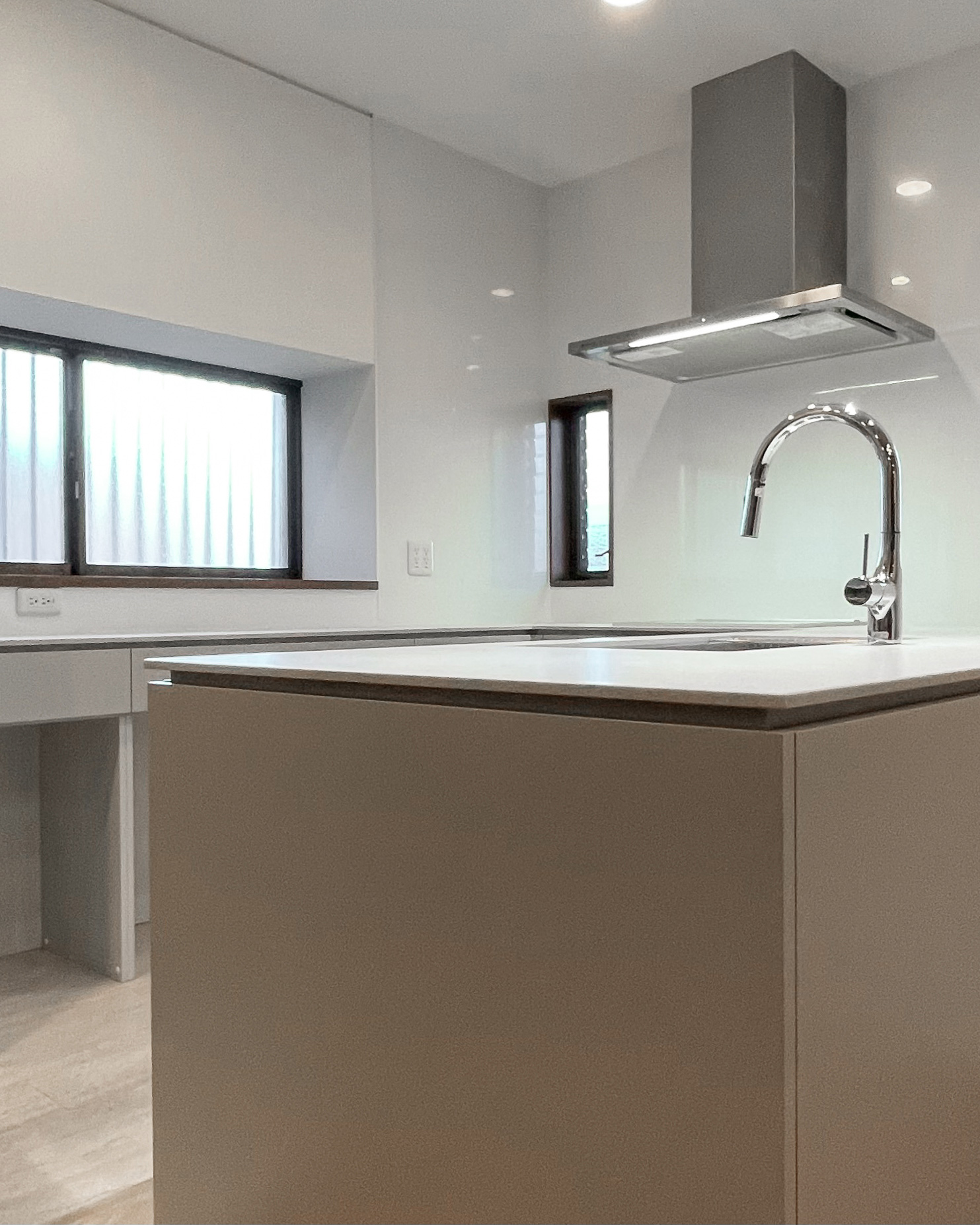 写真：やさしいグレージュのコの字キッチン