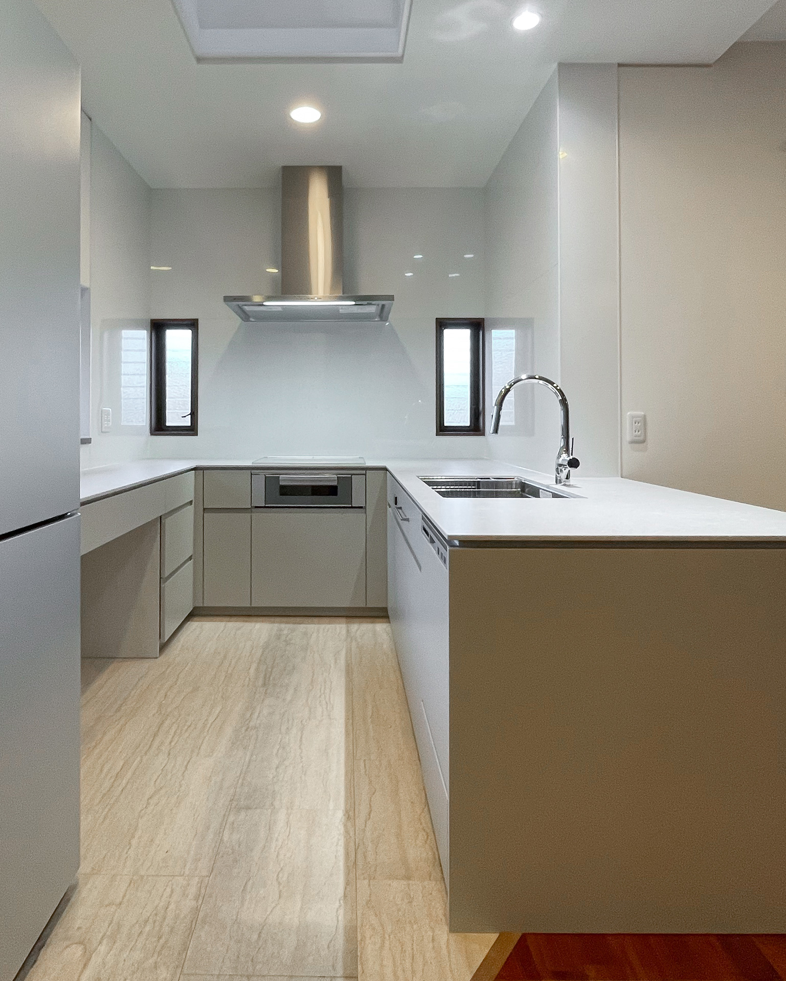 写真：やさしいグレージュのコの字キッチン