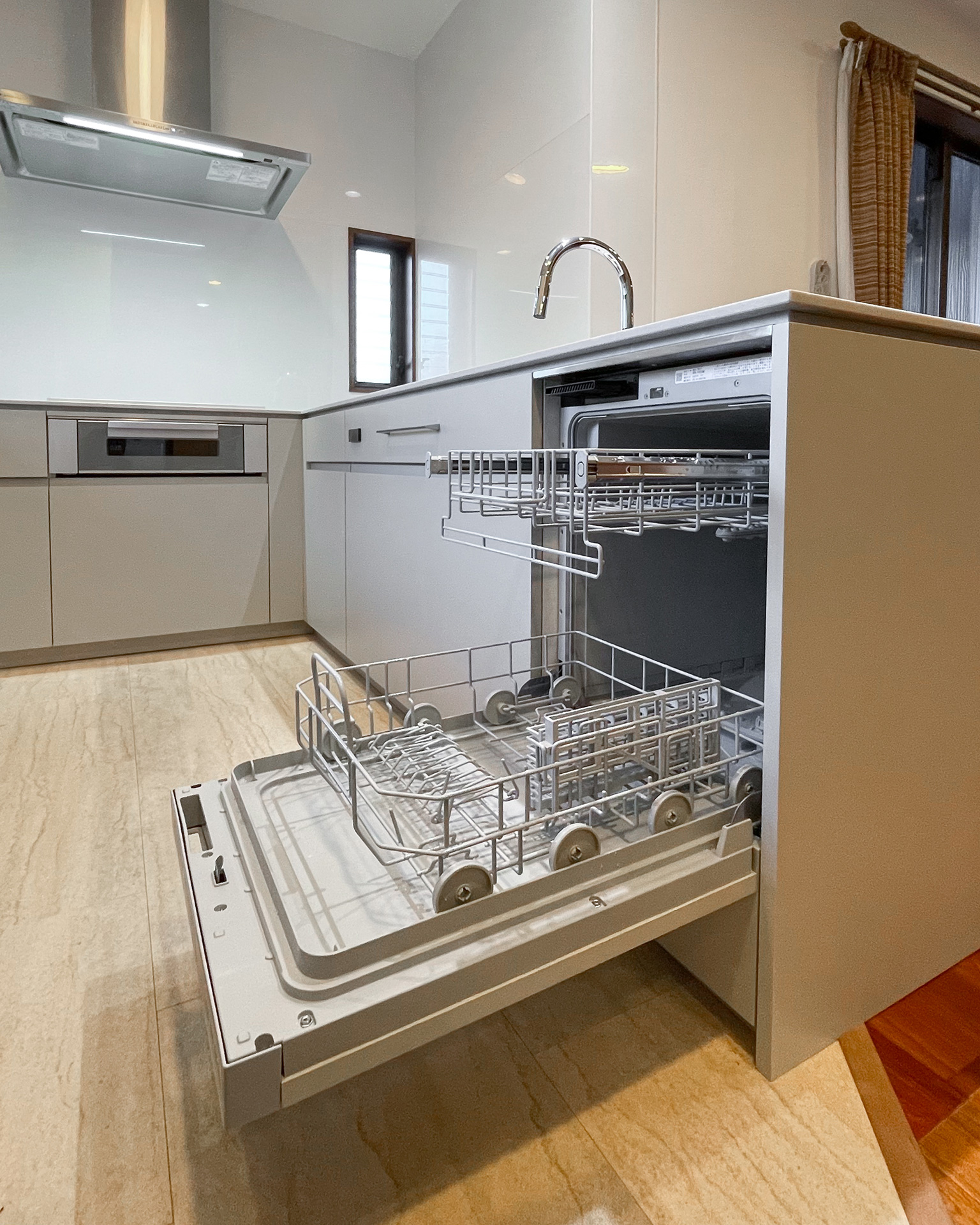 写真：やさしいグレージュのコの字キッチン