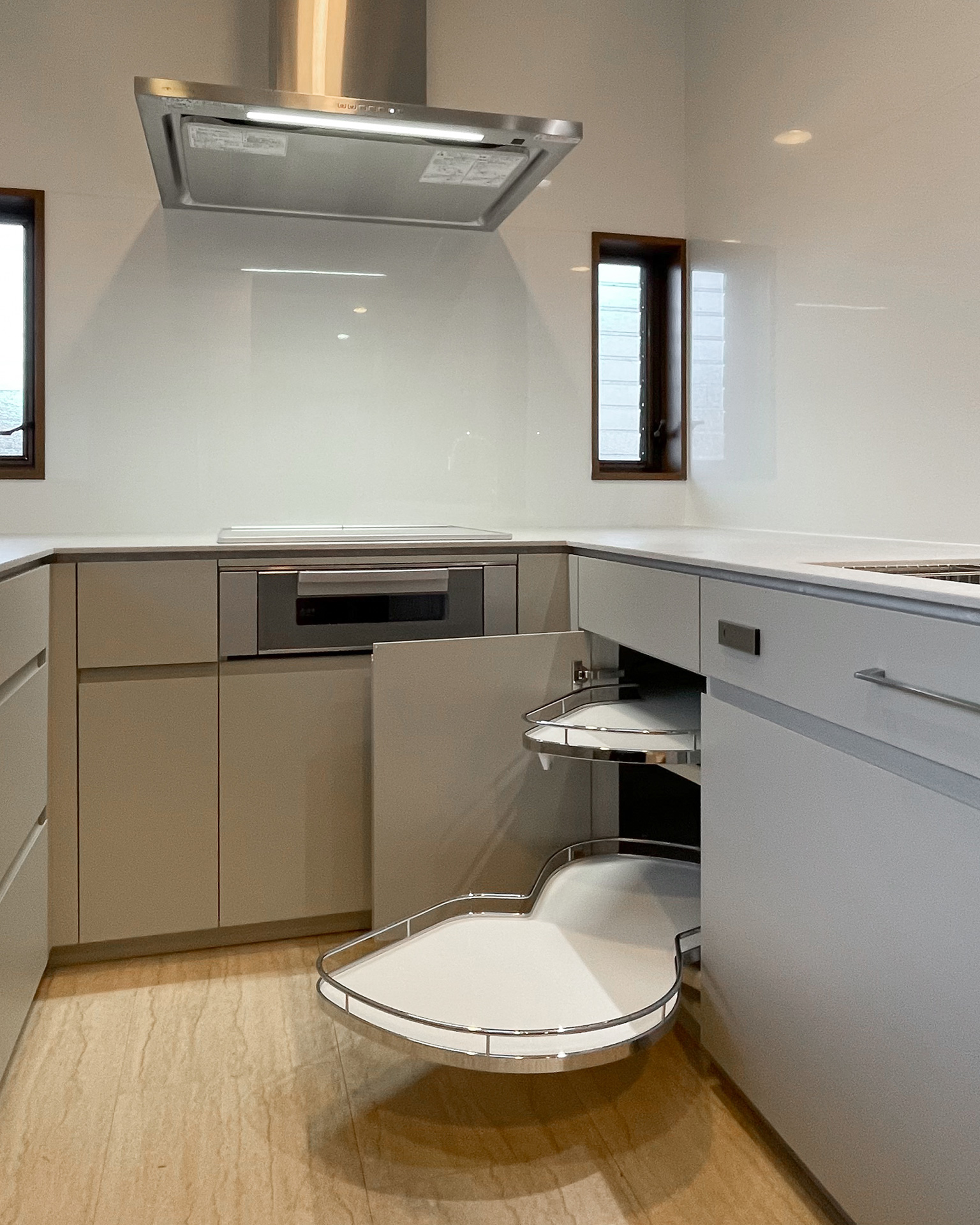 写真：やさしいグレージュのコの字キッチン