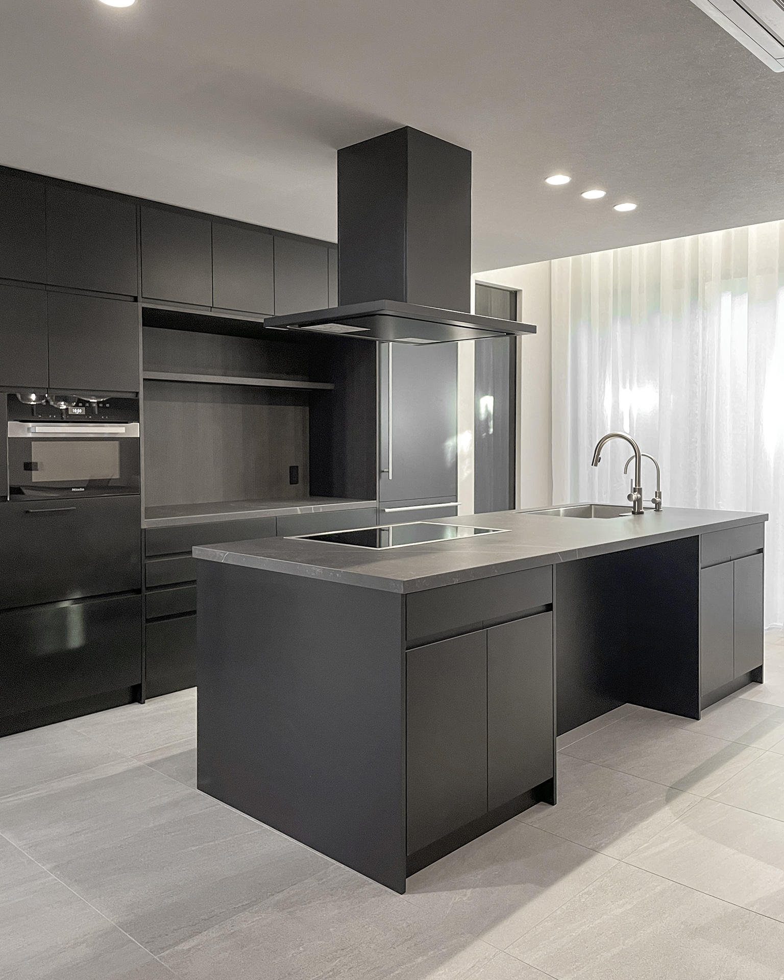 写真:スタイリッシュなブラックキッチン