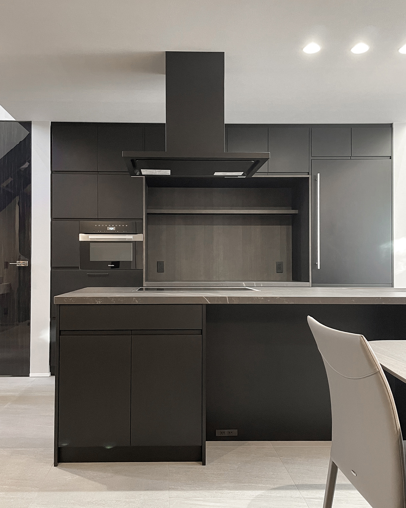 写真:スタイリッシュなブラックキッチン