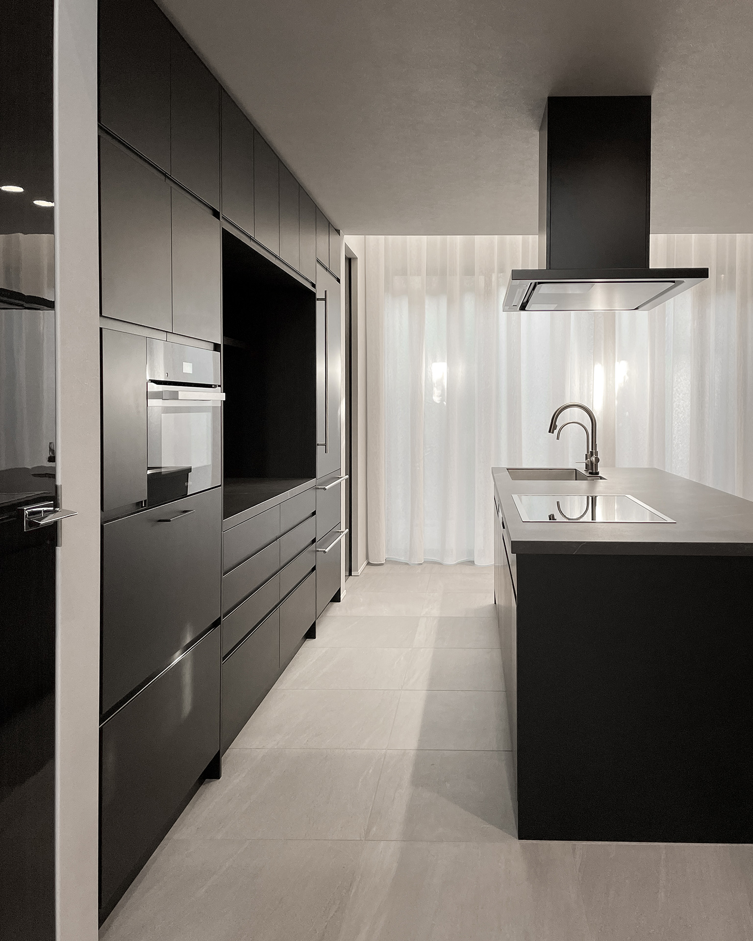 写真:スタイリッシュなブラックキッチン