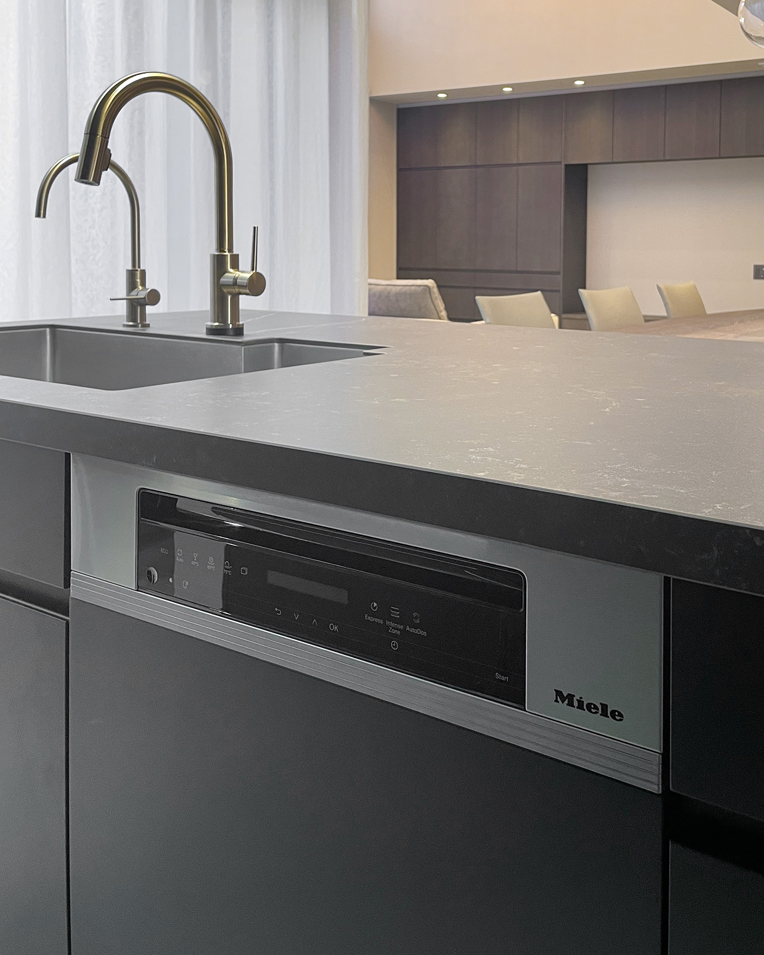 写真:スタイリッシュなブラックキッチン