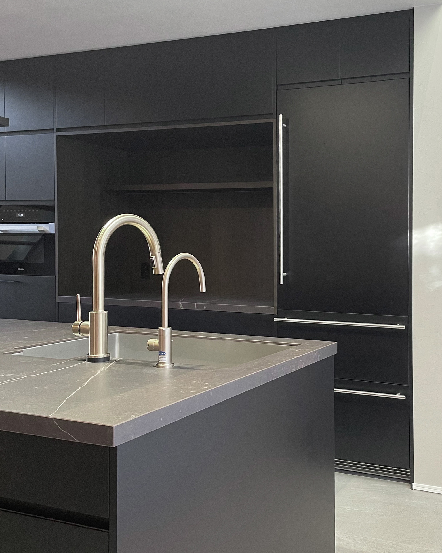 写真:スタイリッシュなブラックキッチン