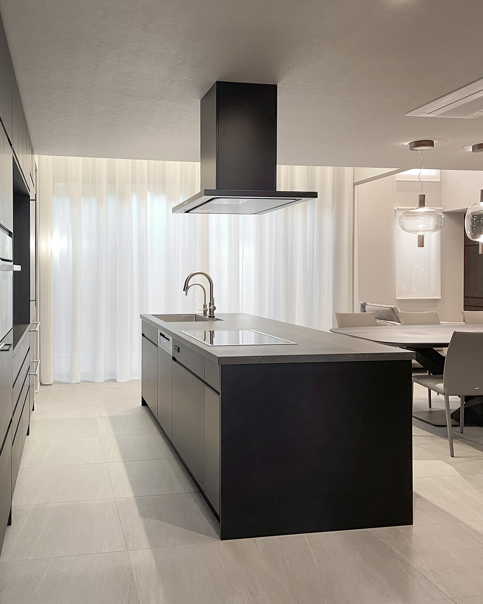 写真:スタイリッシュなブラックキッチン