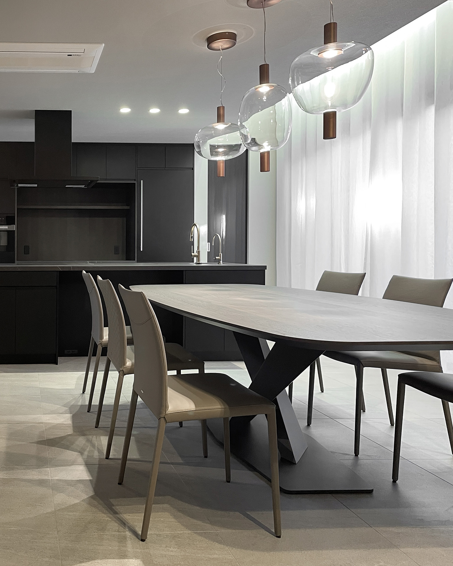 写真:スタイリッシュなブラックキッチン