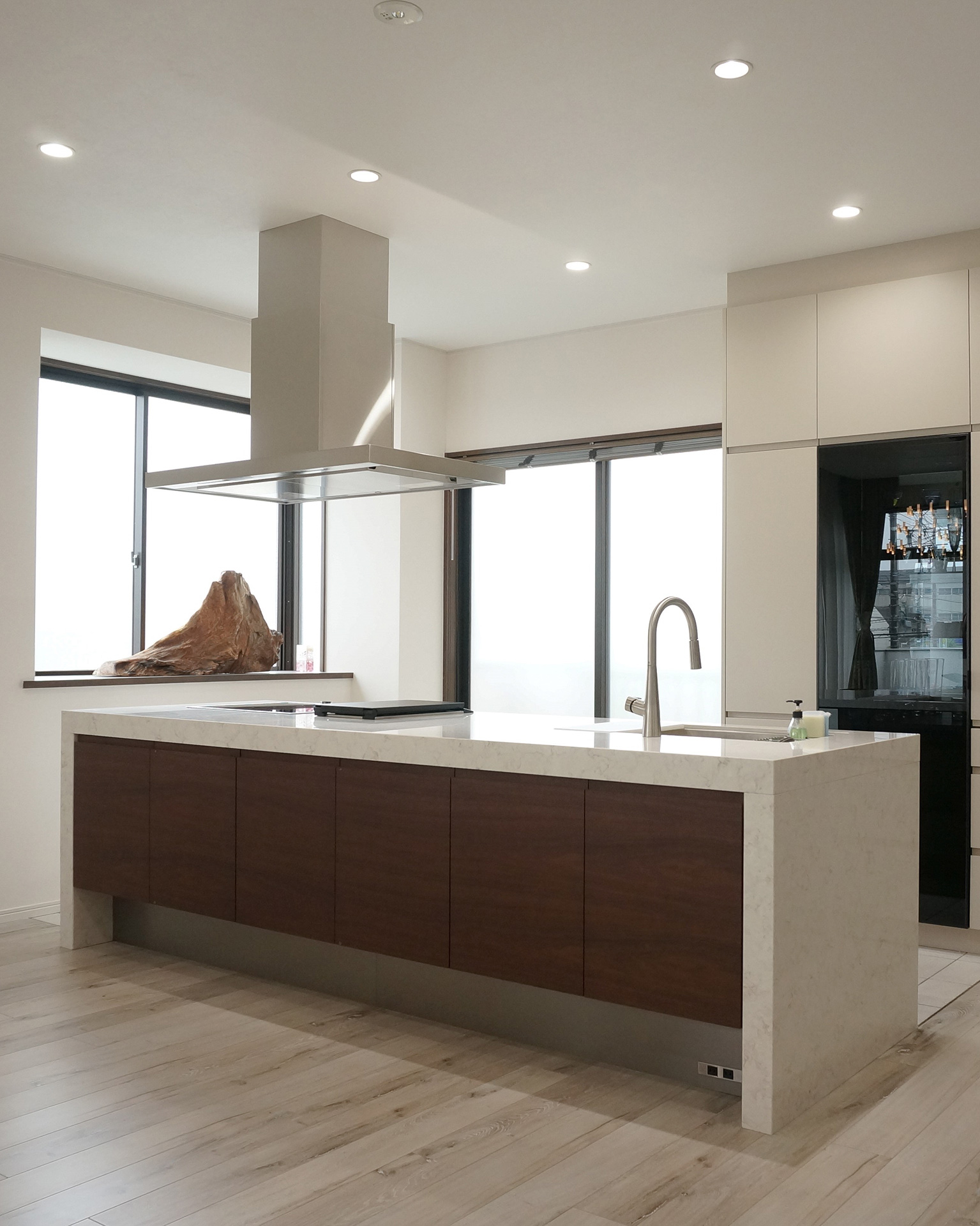 上質な素材感が際立つミックスコーディネート