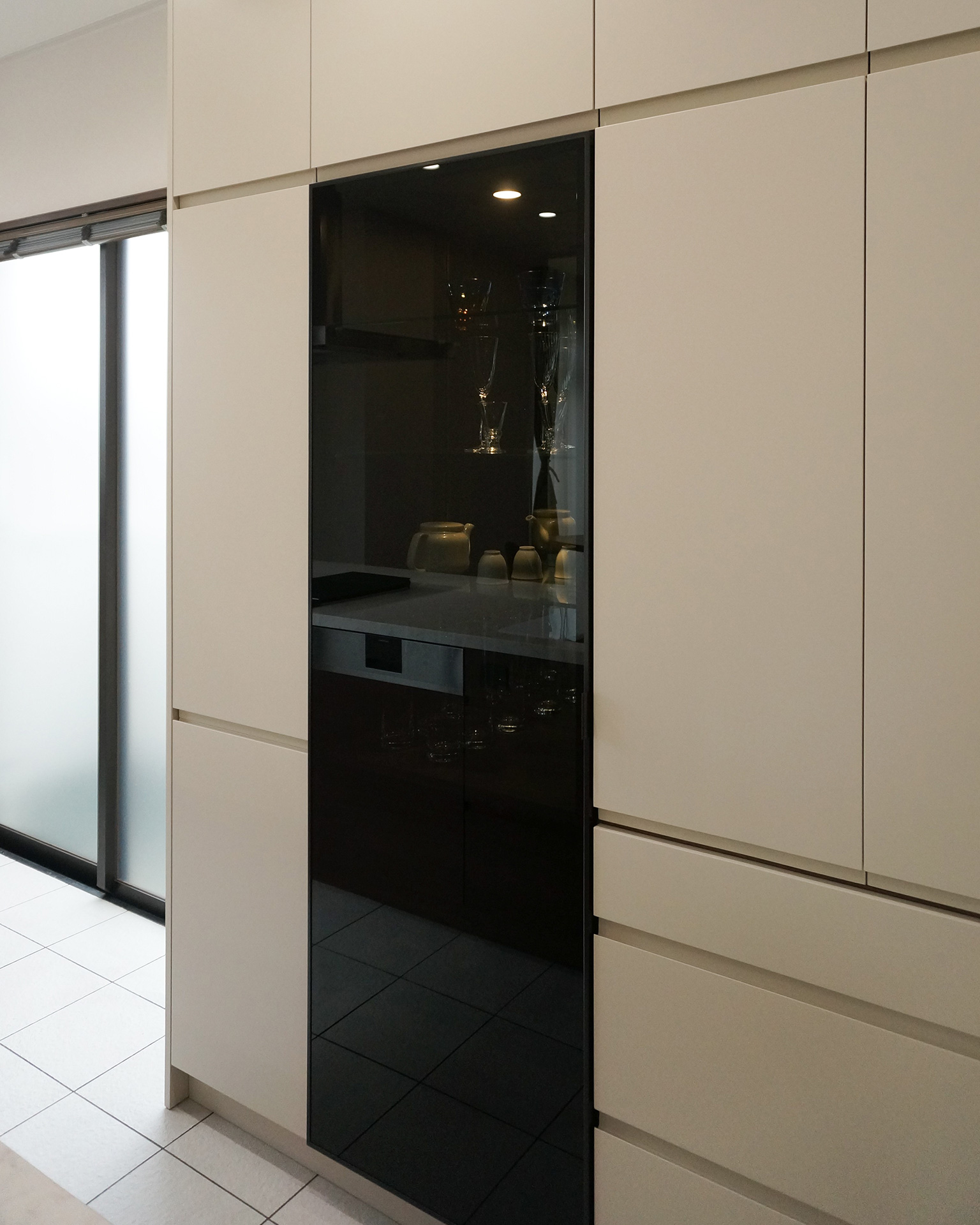 写真:上質な素材感が際立つミックスコーディネート