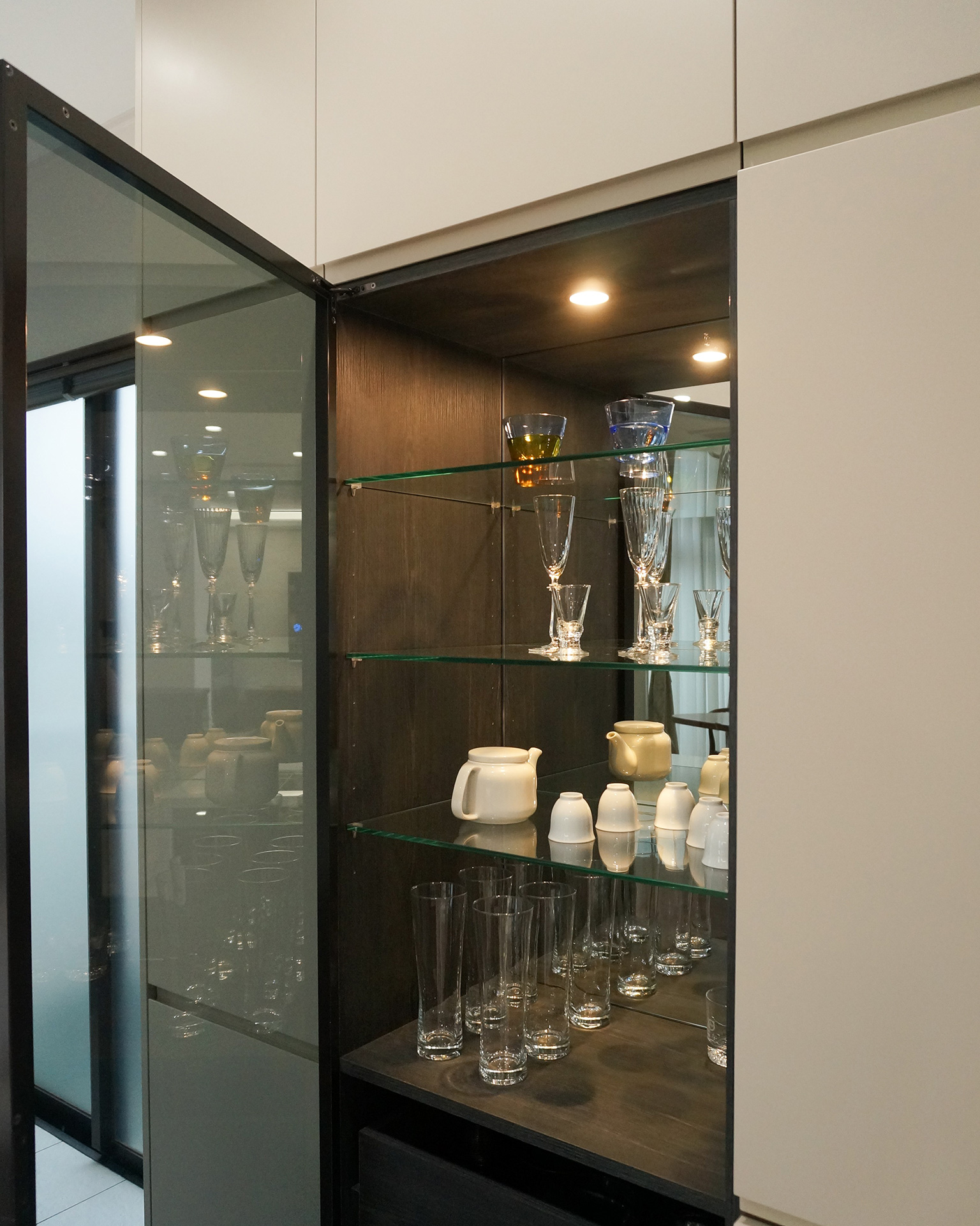 写真:上質な素材感が際立つミックスコーディネート