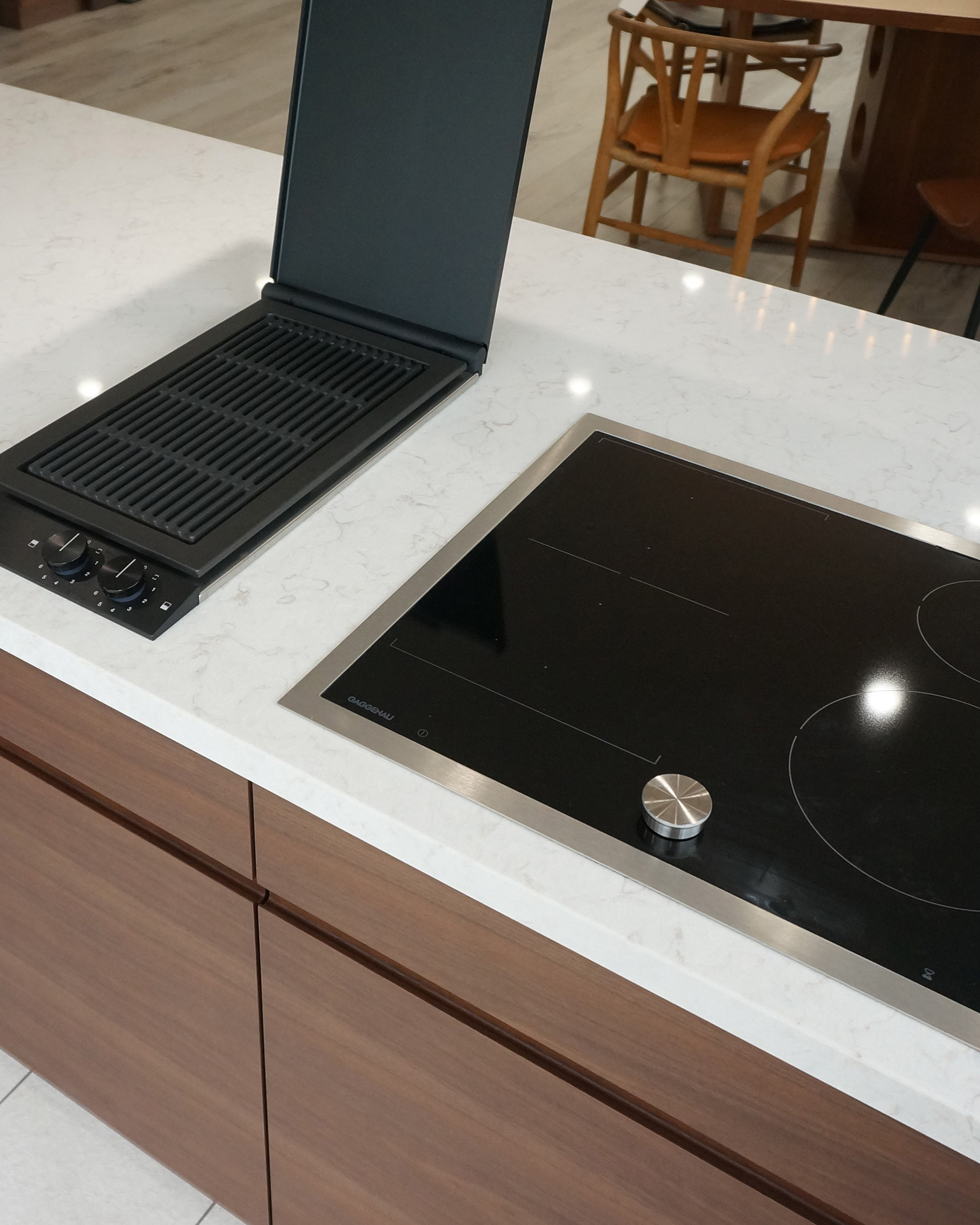 写真:上質な素材感が際立つミックスコーディネート