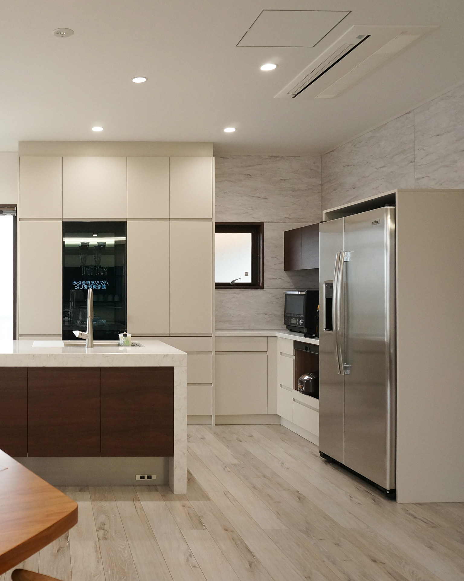 写真:上質な素材感が際立つミックスコーディネート