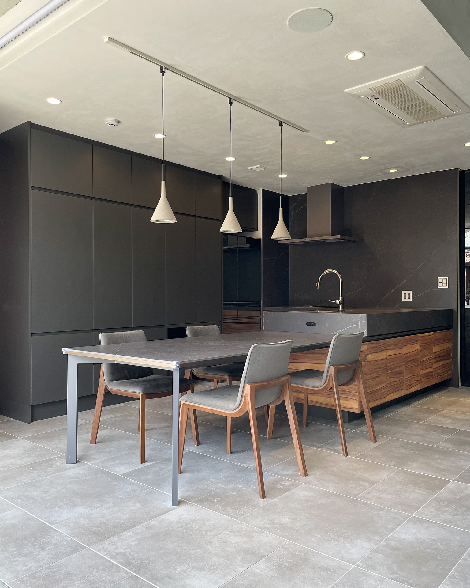 テラスへつながる開放的なモダン空間