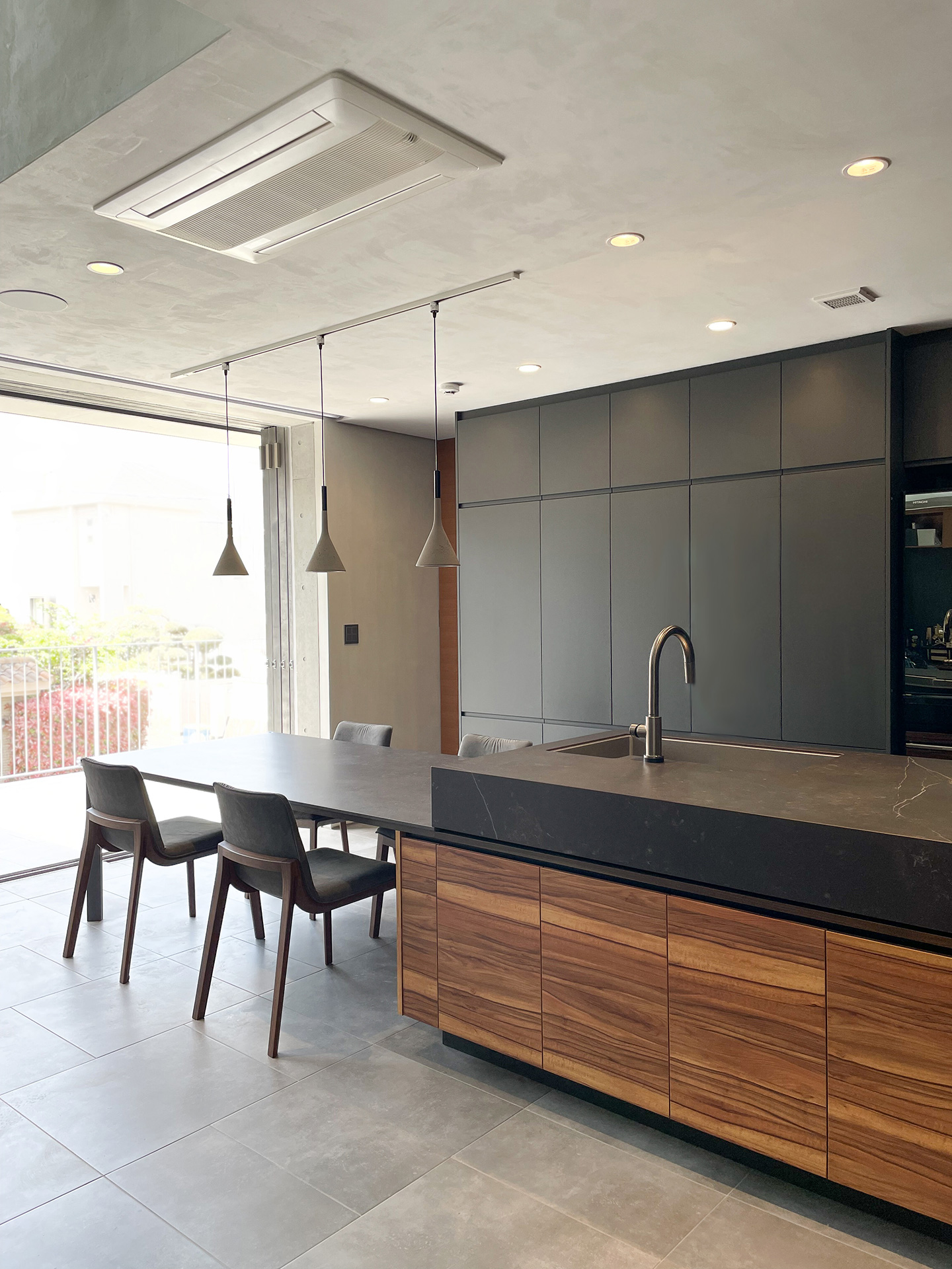 写真:テラスへつながる開放的なモダン空間