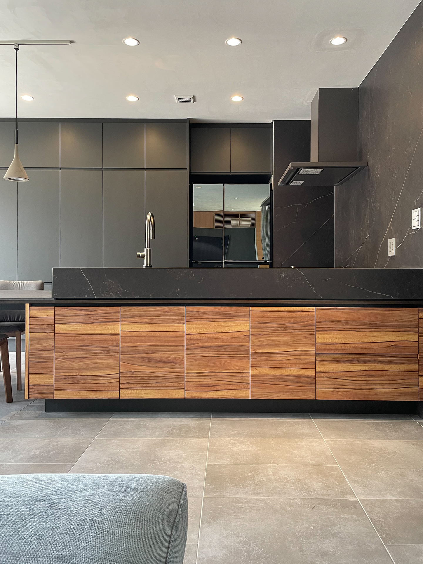 写真:テラスへつながる開放的なモダン空間