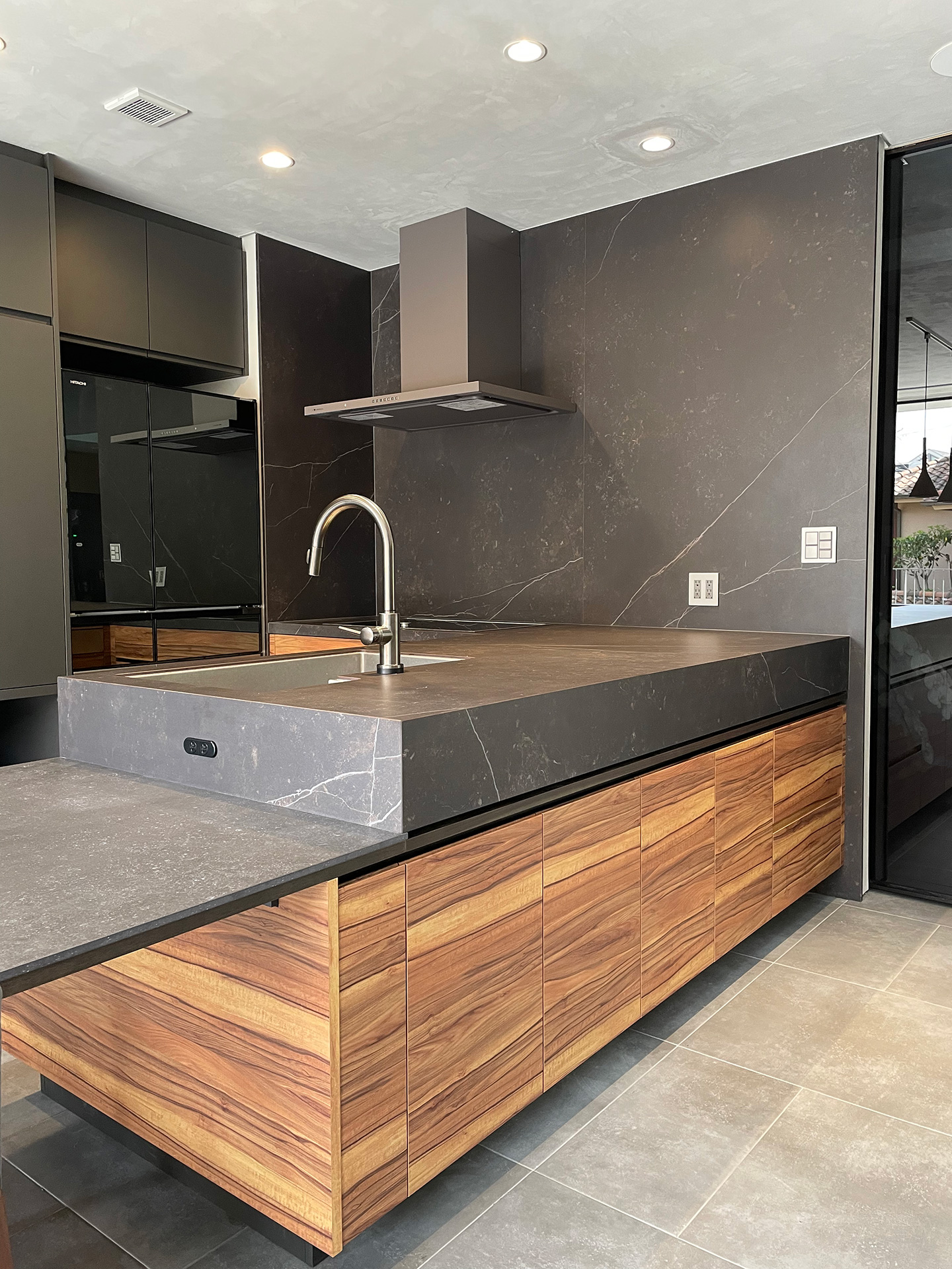 写真:テラスへつながる開放的なモダン空間