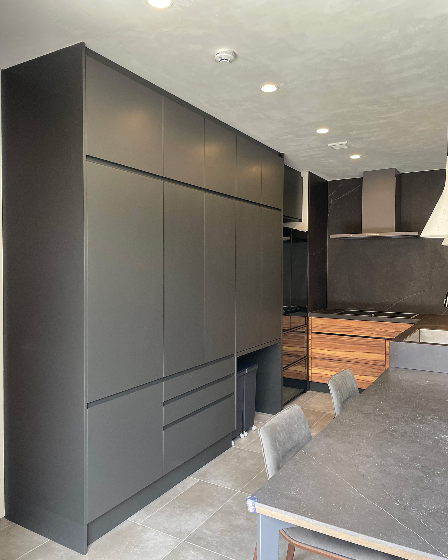 写真:テラスへつながる開放的なモダン空間