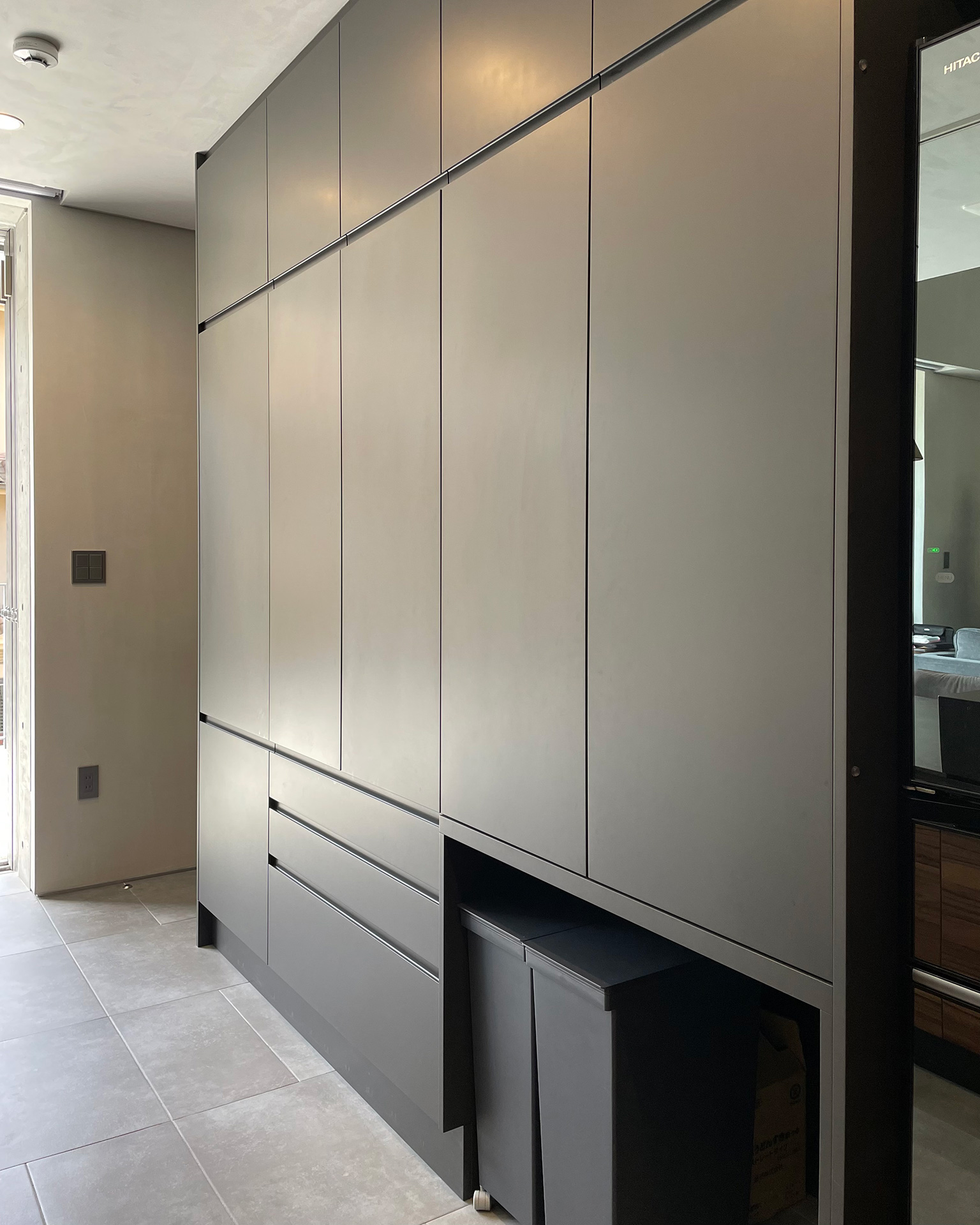 写真:テラスへつながる開放的なモダン空間