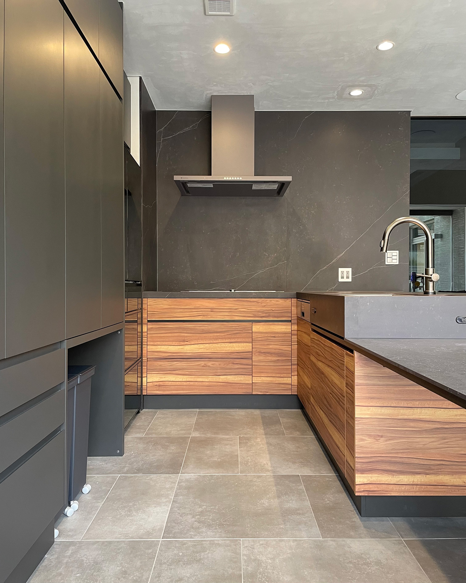 写真:テラスへつながる開放的なモダン空間