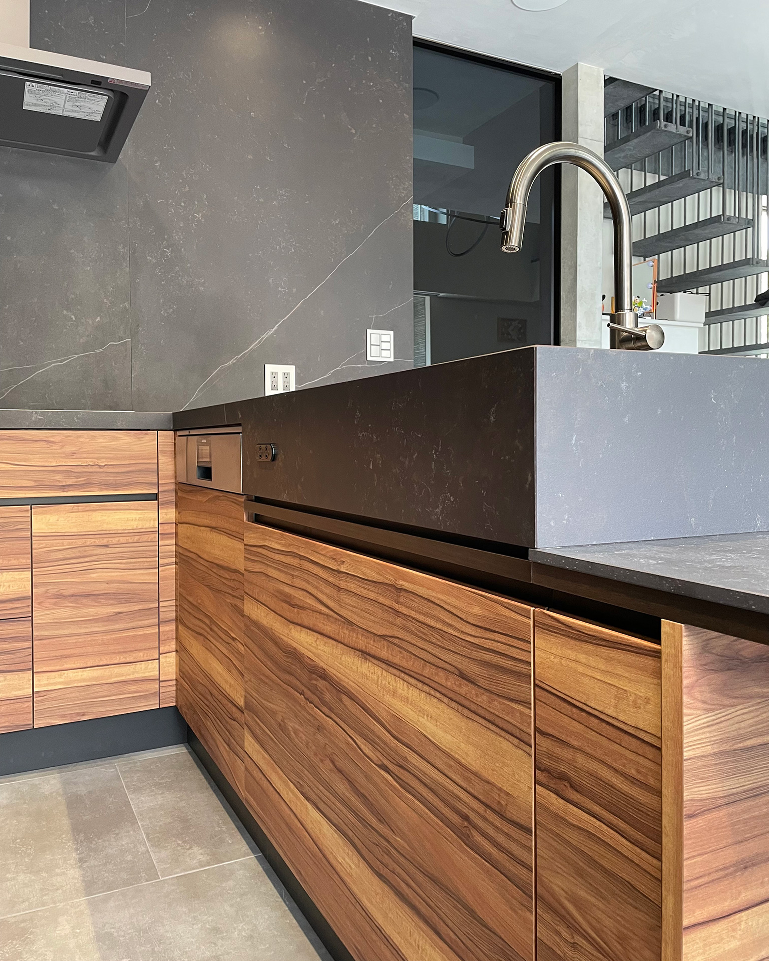 写真:テラスへつながる開放的なモダン空間