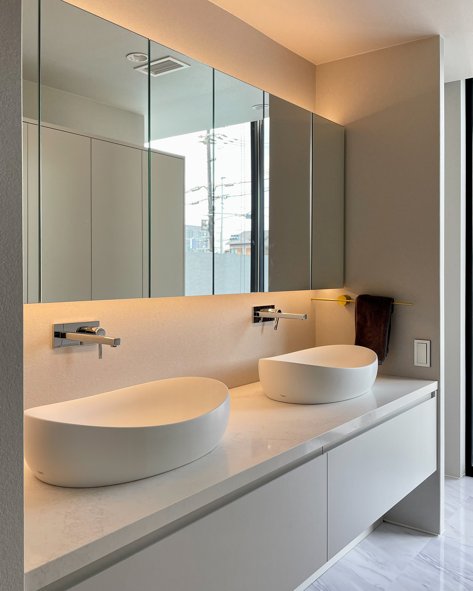 直線と曲線のコントラストが美しい洗面空間