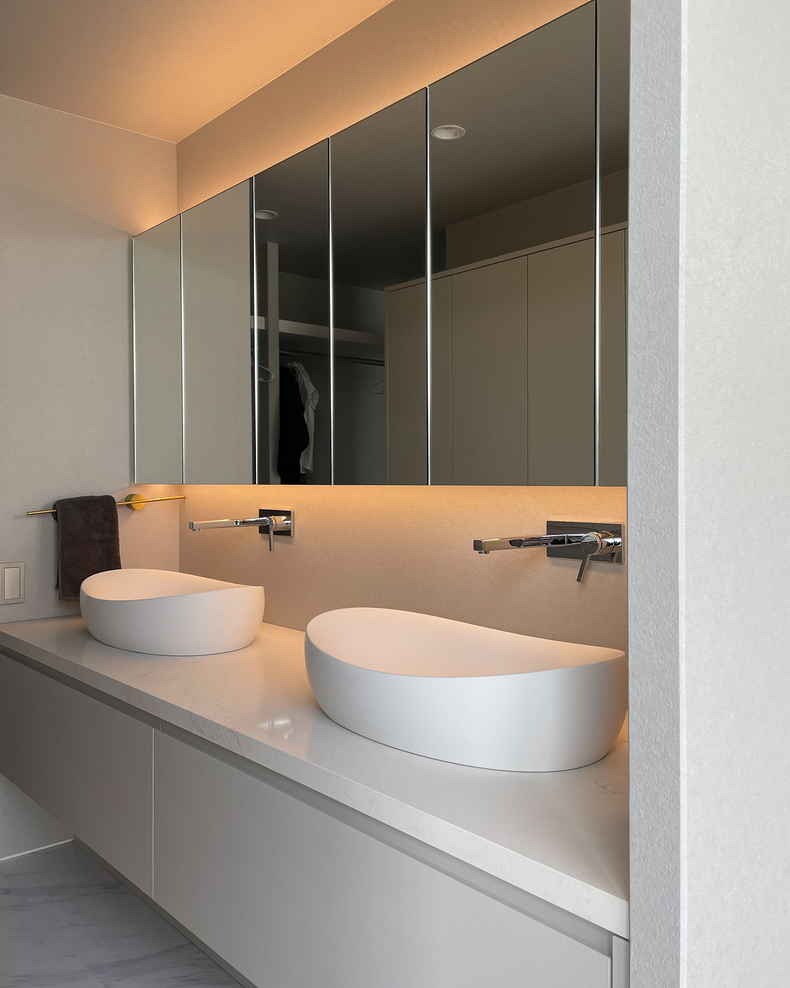 写真：直線と曲線のコントラストが美しい洗面空間