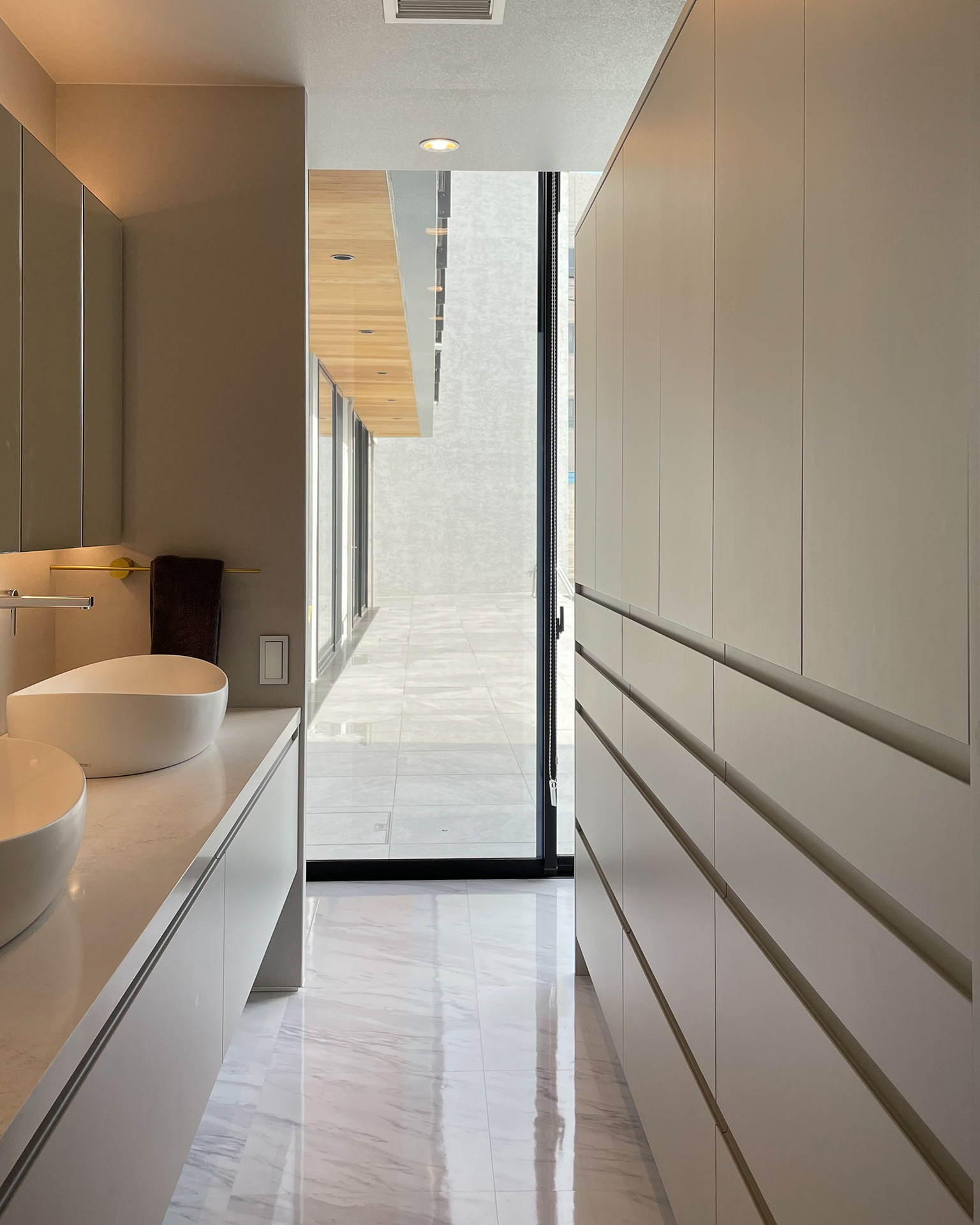 写真：直線と曲線のコントラストが美しい洗面空間