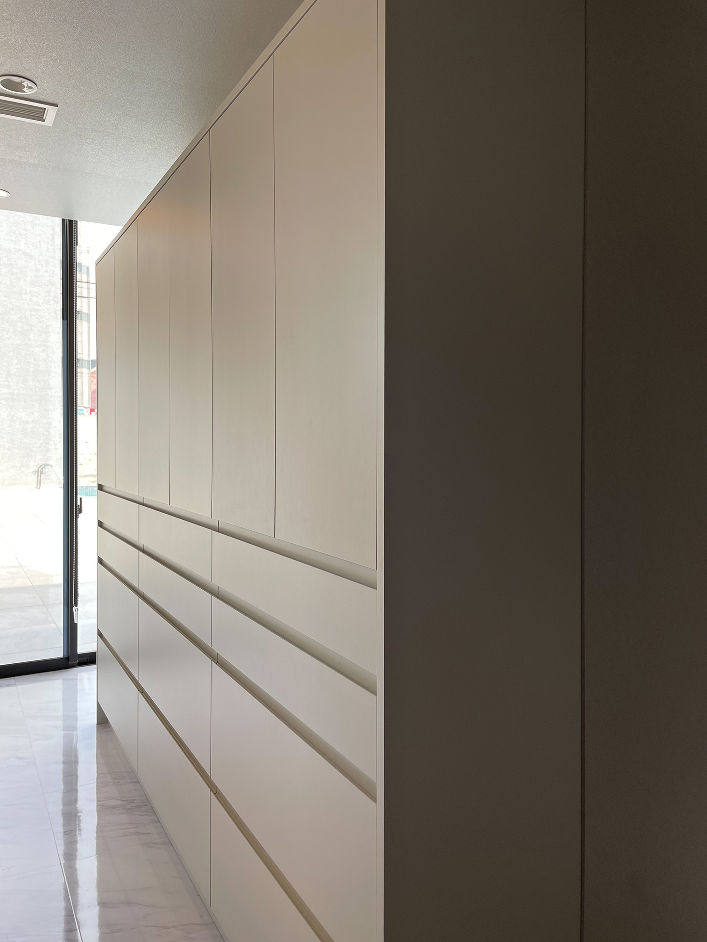 写真：直線と曲線のコントラストが美しい洗面空間