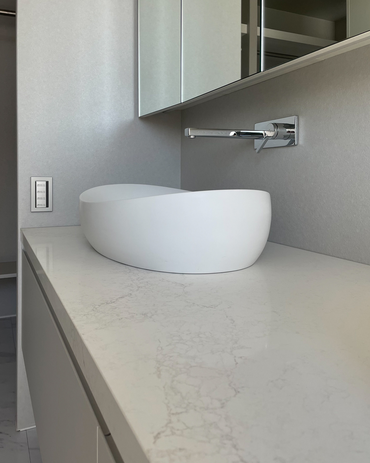 写真：直線と曲線のコントラストが美しい洗面空間