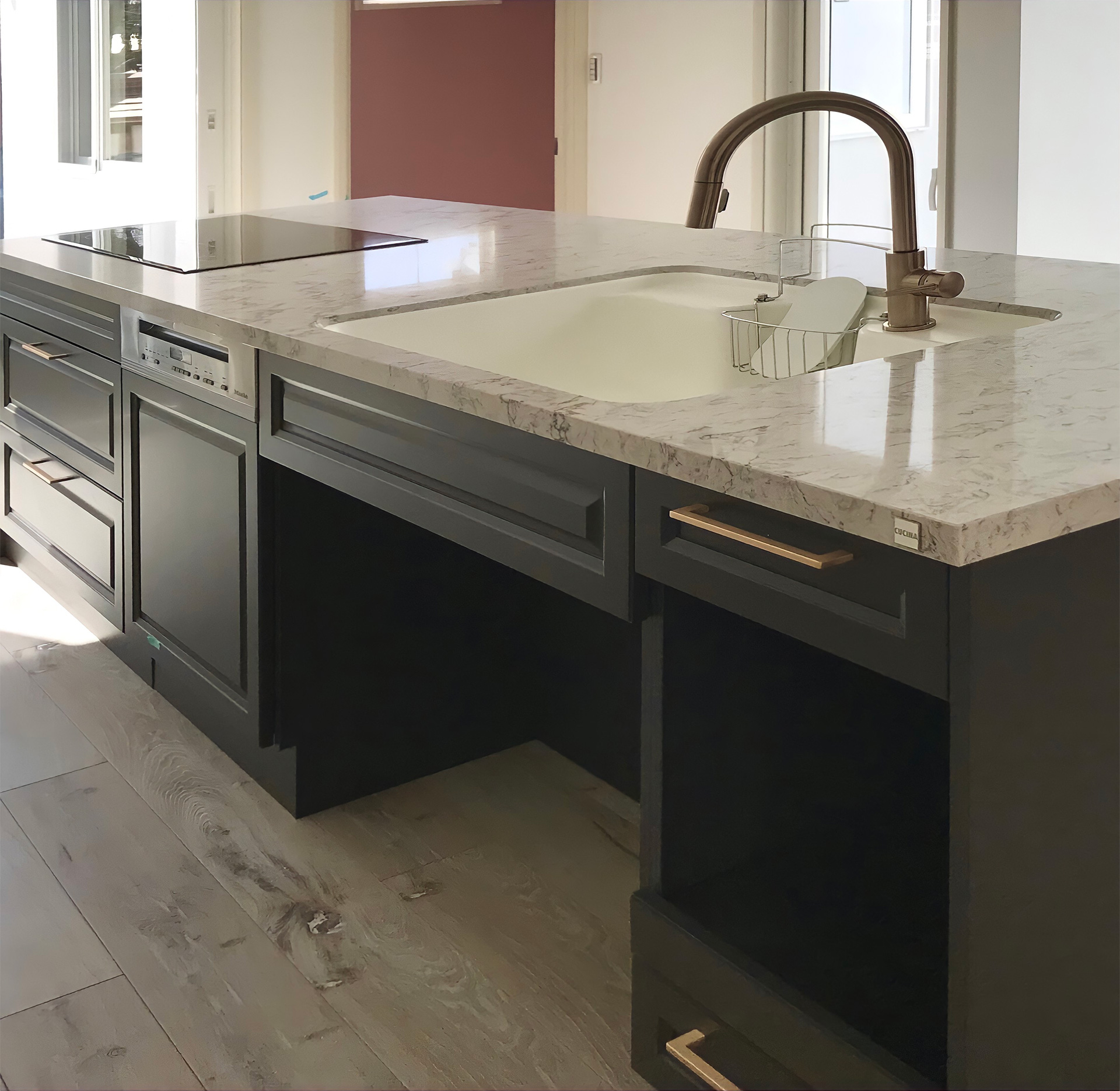 写真:ドラマのようなキッチン空間