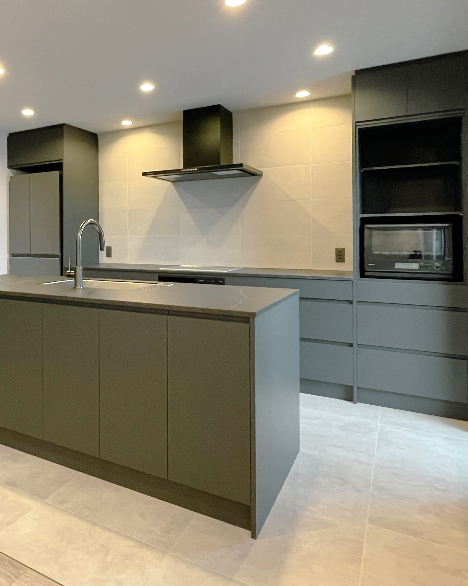 写真:シンメトリーがクールなグレージュキッチン