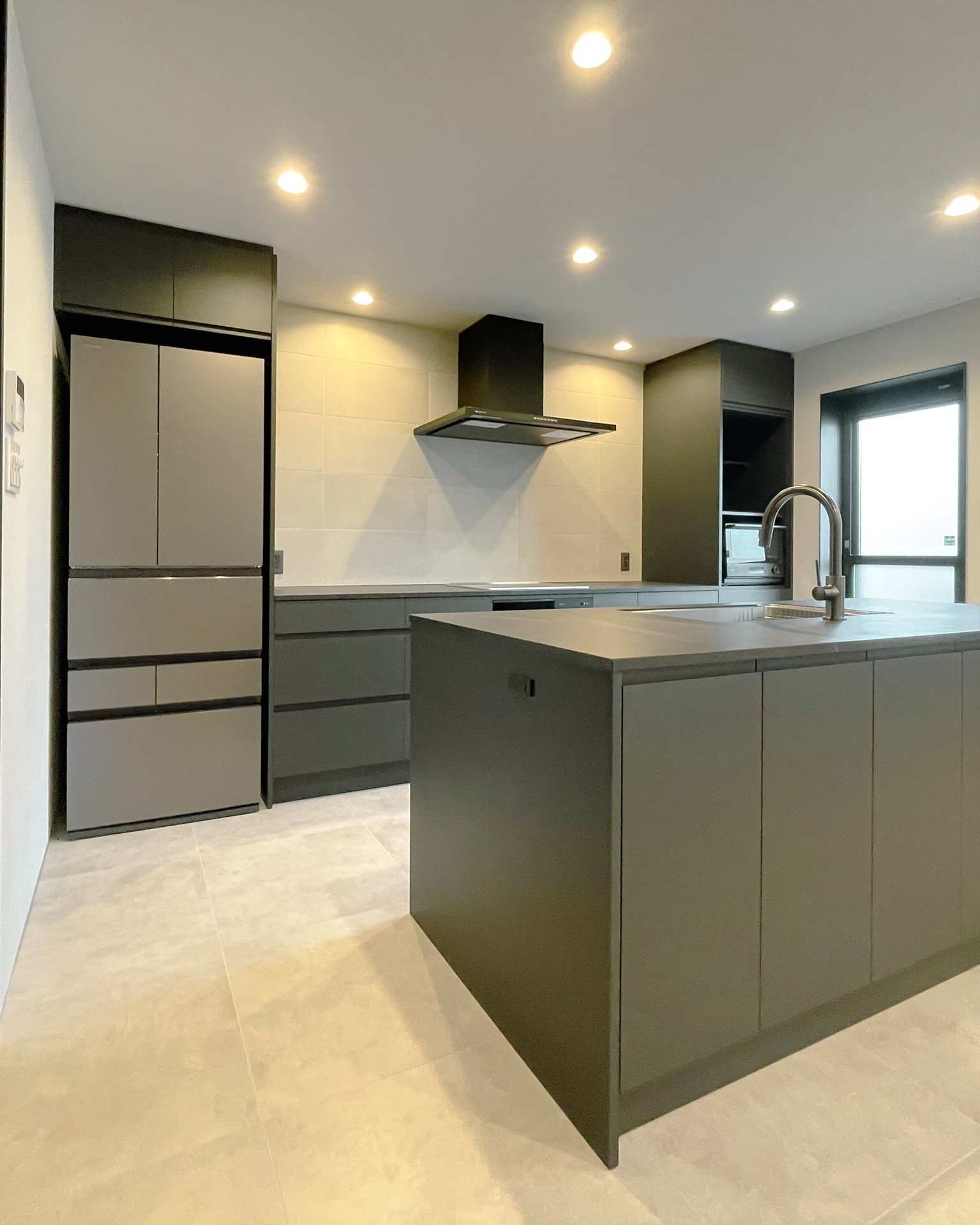 写真:シンメトリーがクールなグレージュキッチン