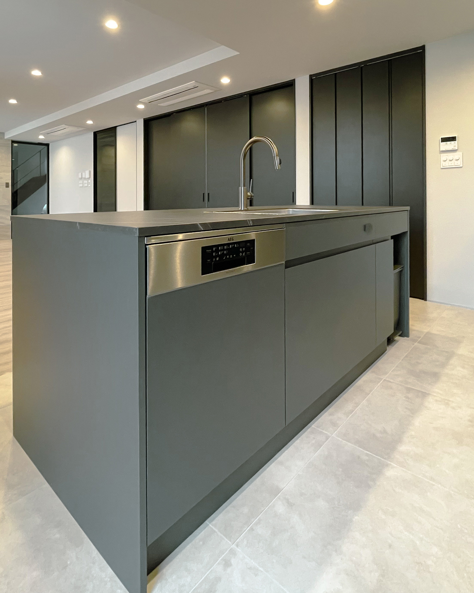 写真:シンメトリーがクールなグレージュキッチン