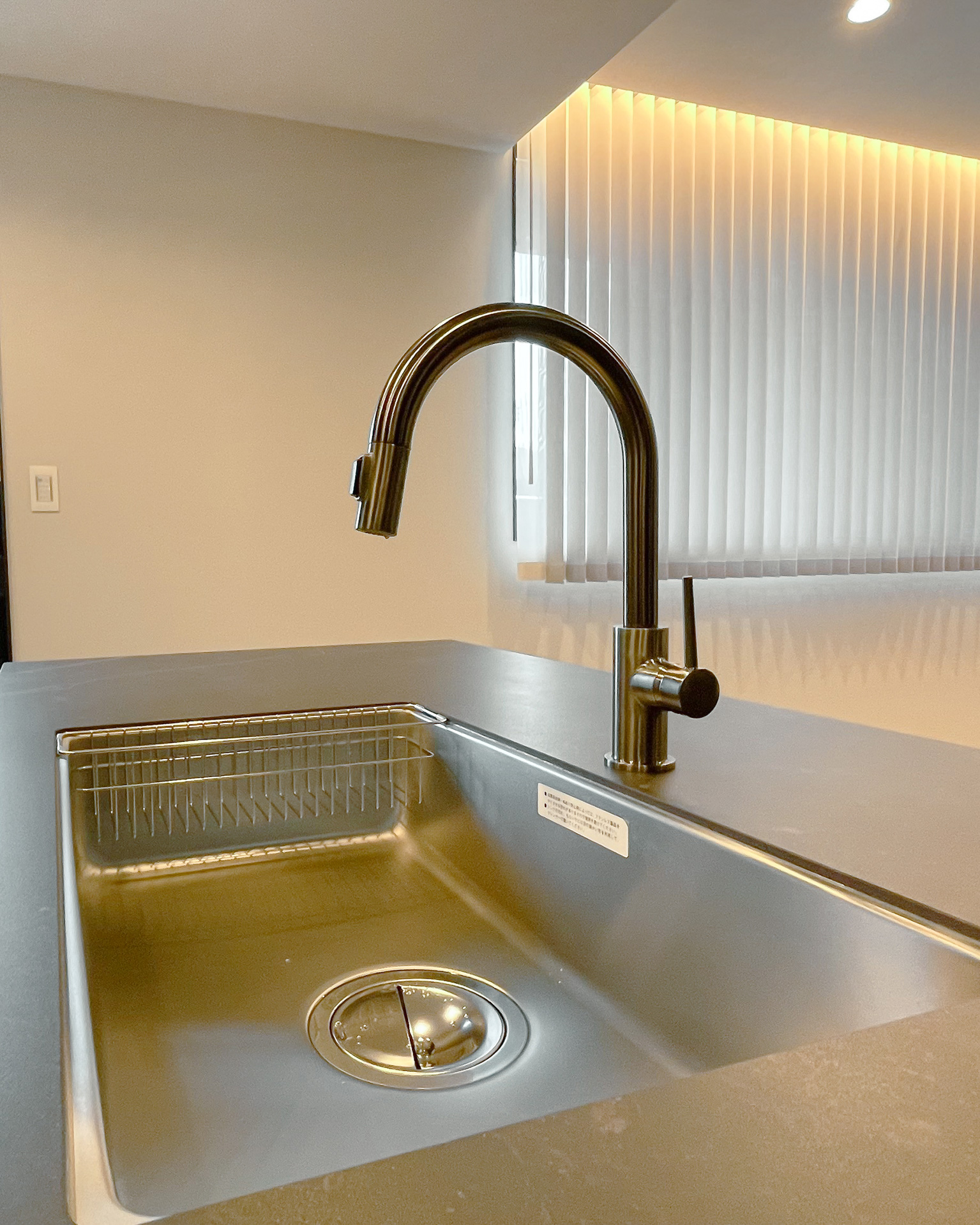 写真:シンメトリーがクールなグレージュキッチン