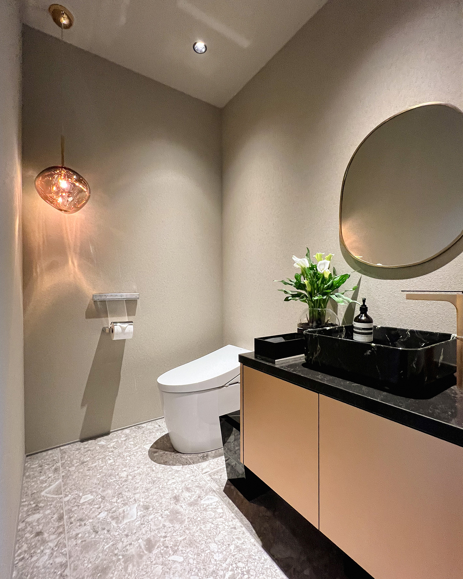 マテリアルミックスが美しいトイレ空間