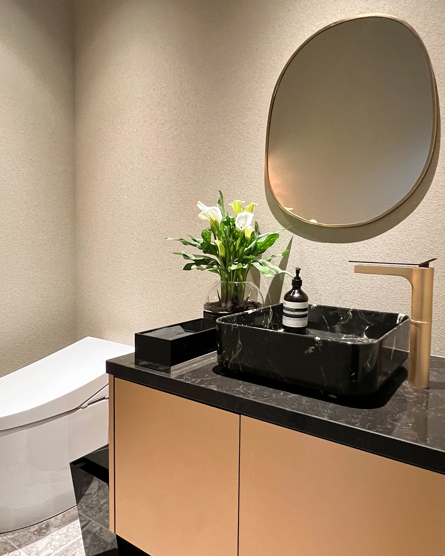 写真：マテリアルミックスが美しいトイレ空間