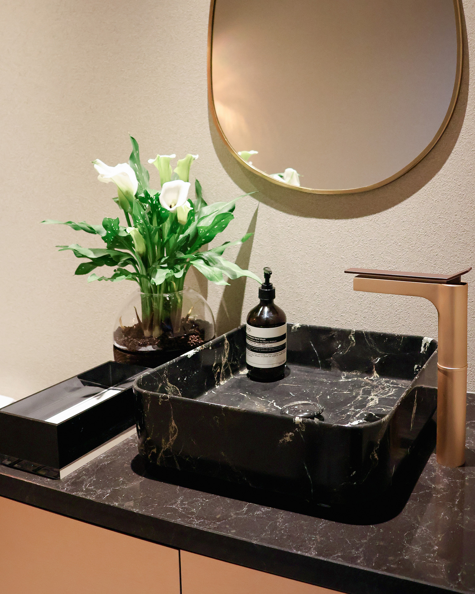 写真：マテリアルミックスが美しいトイレ空間