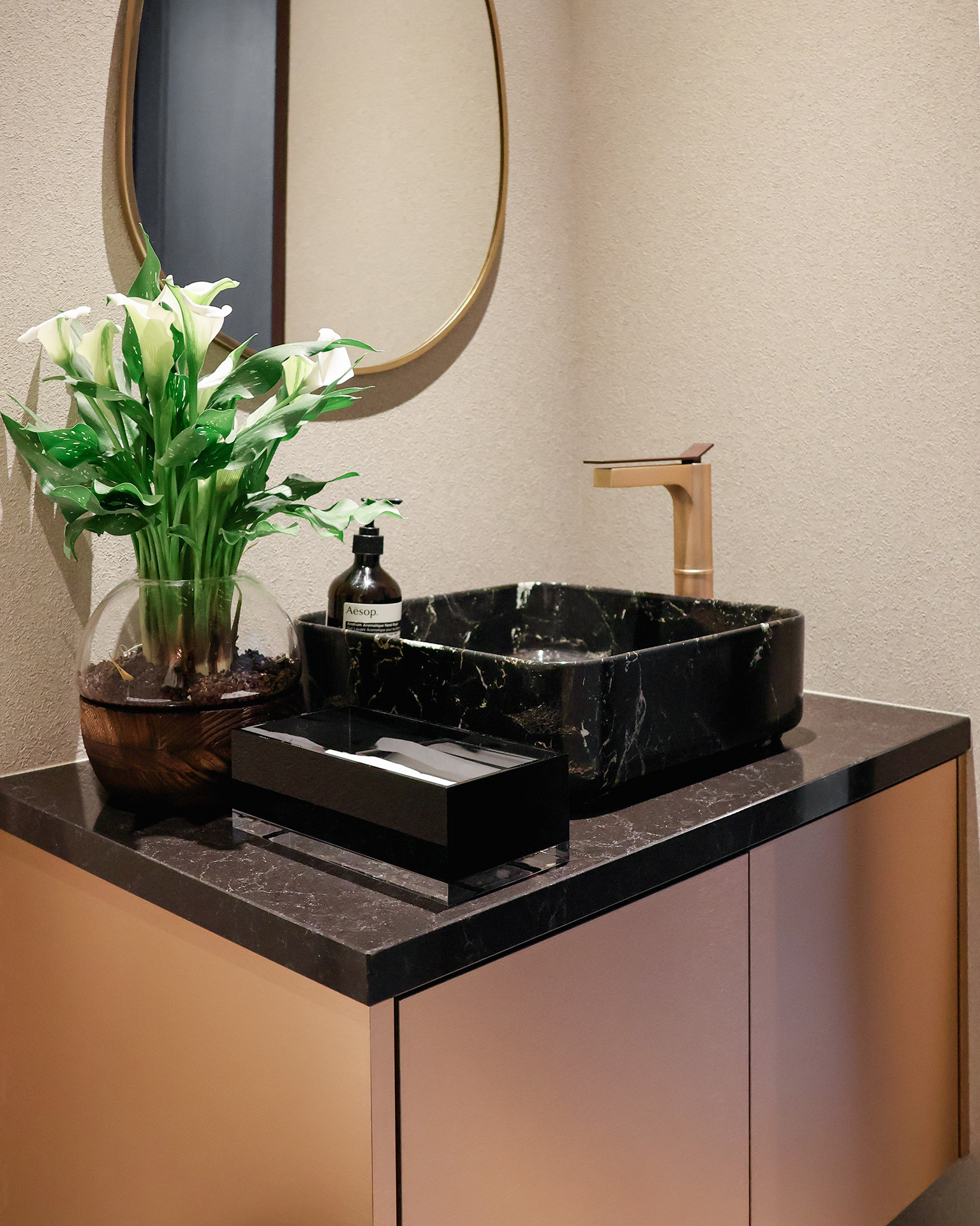 写真：マテリアルミックスが美しいトイレ空間