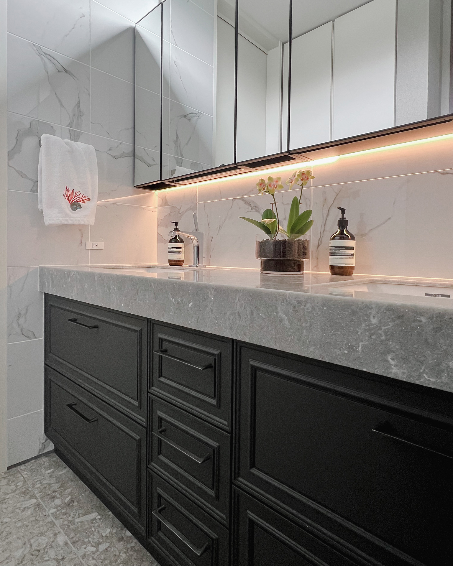 写真：ホテル空間のような洗面化粧台