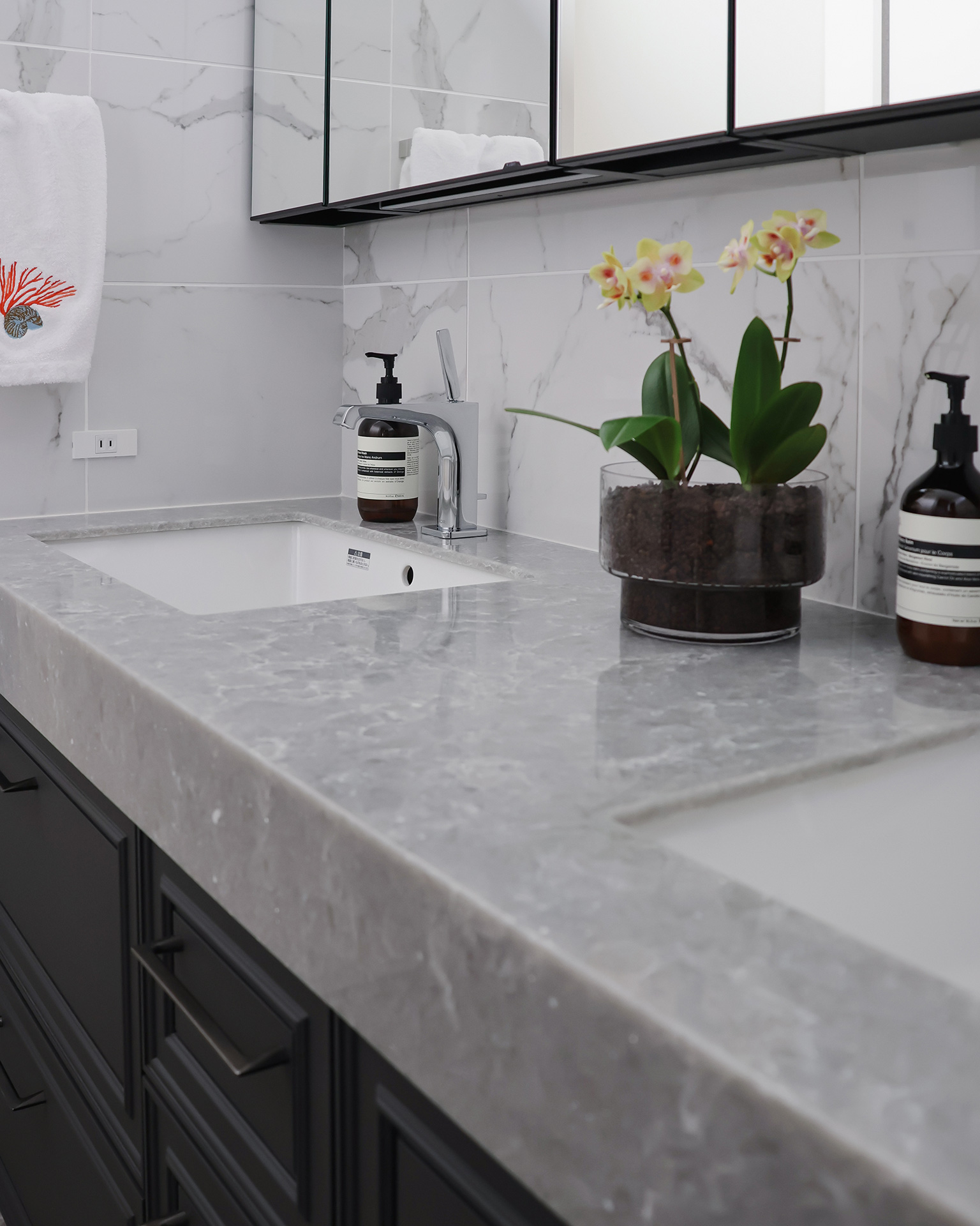 写真：ホテル空間のような洗面化粧台