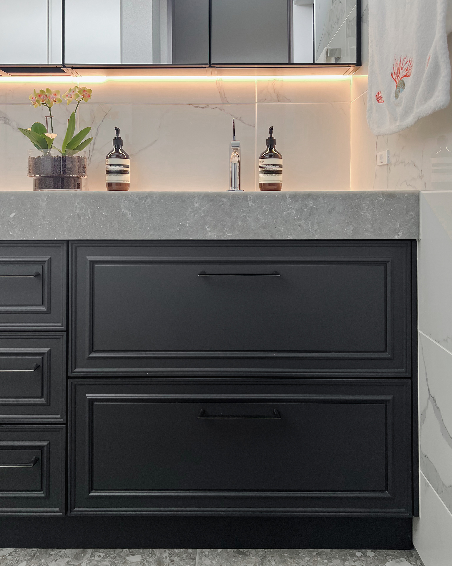 写真：ホテル空間のような洗面化粧台