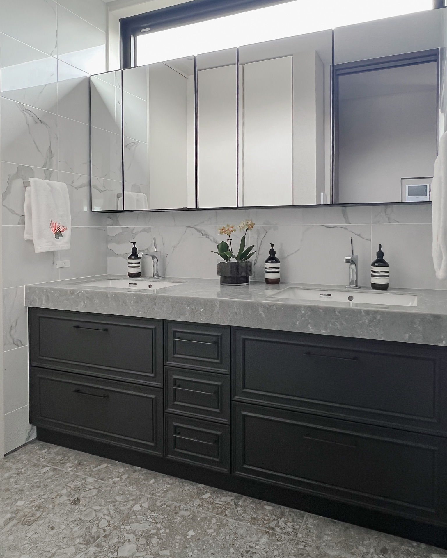 写真：ホテル空間のような洗面化粧台