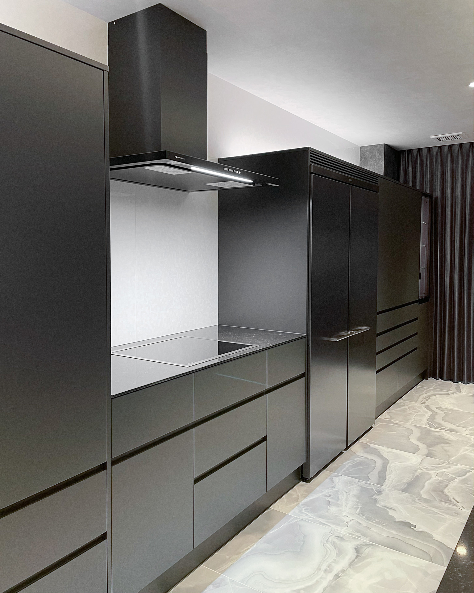 写真:モダンでクールな舟形キッチン