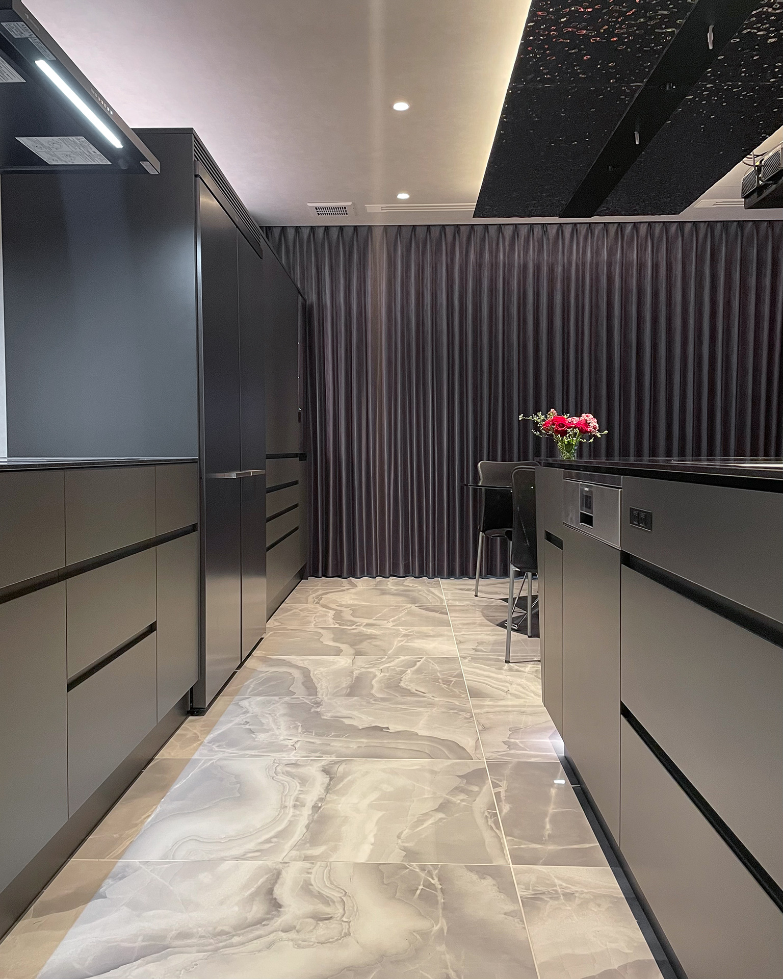 写真:モダンでクールな舟形キッチン