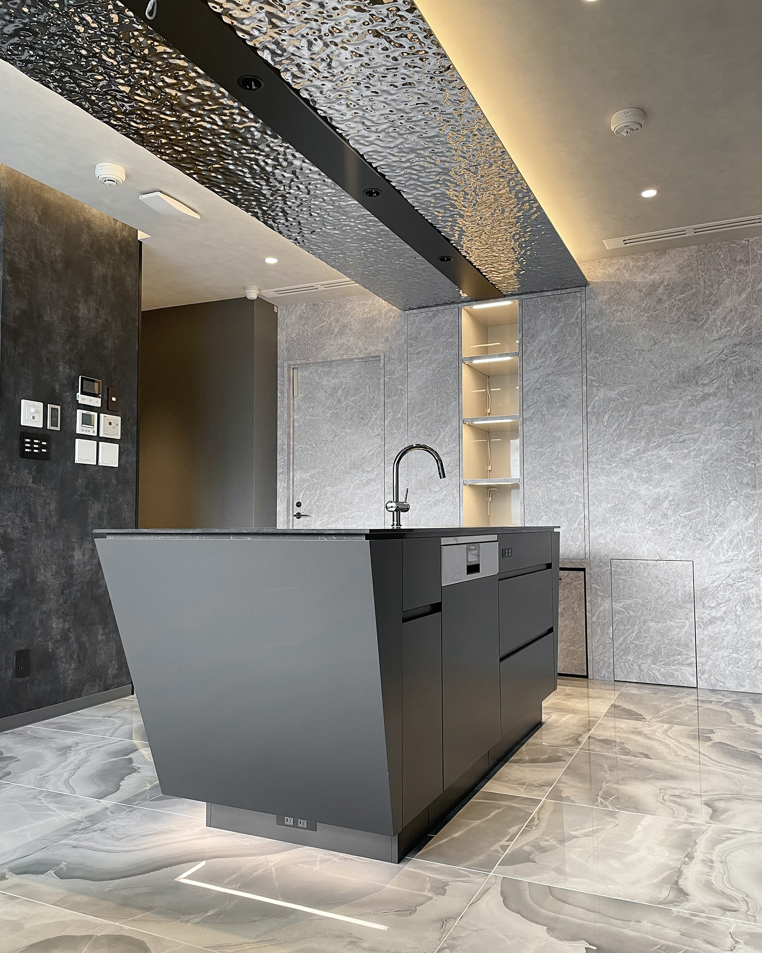 写真:モダンでクールな舟形キッチン