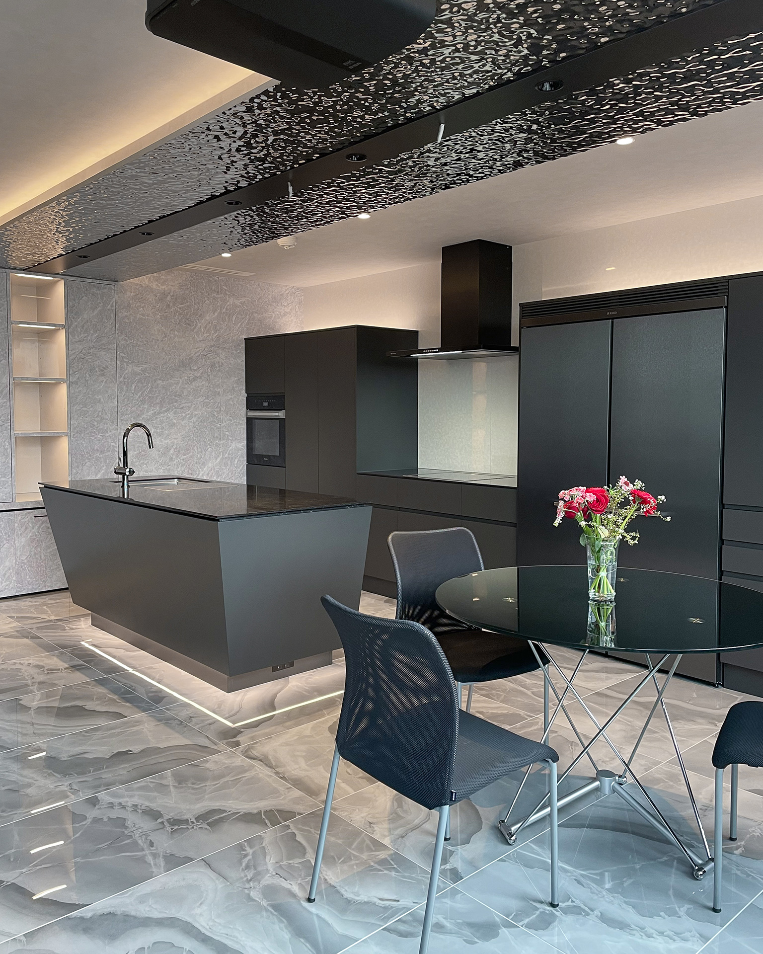 写真:モダンでクールな舟形キッチン