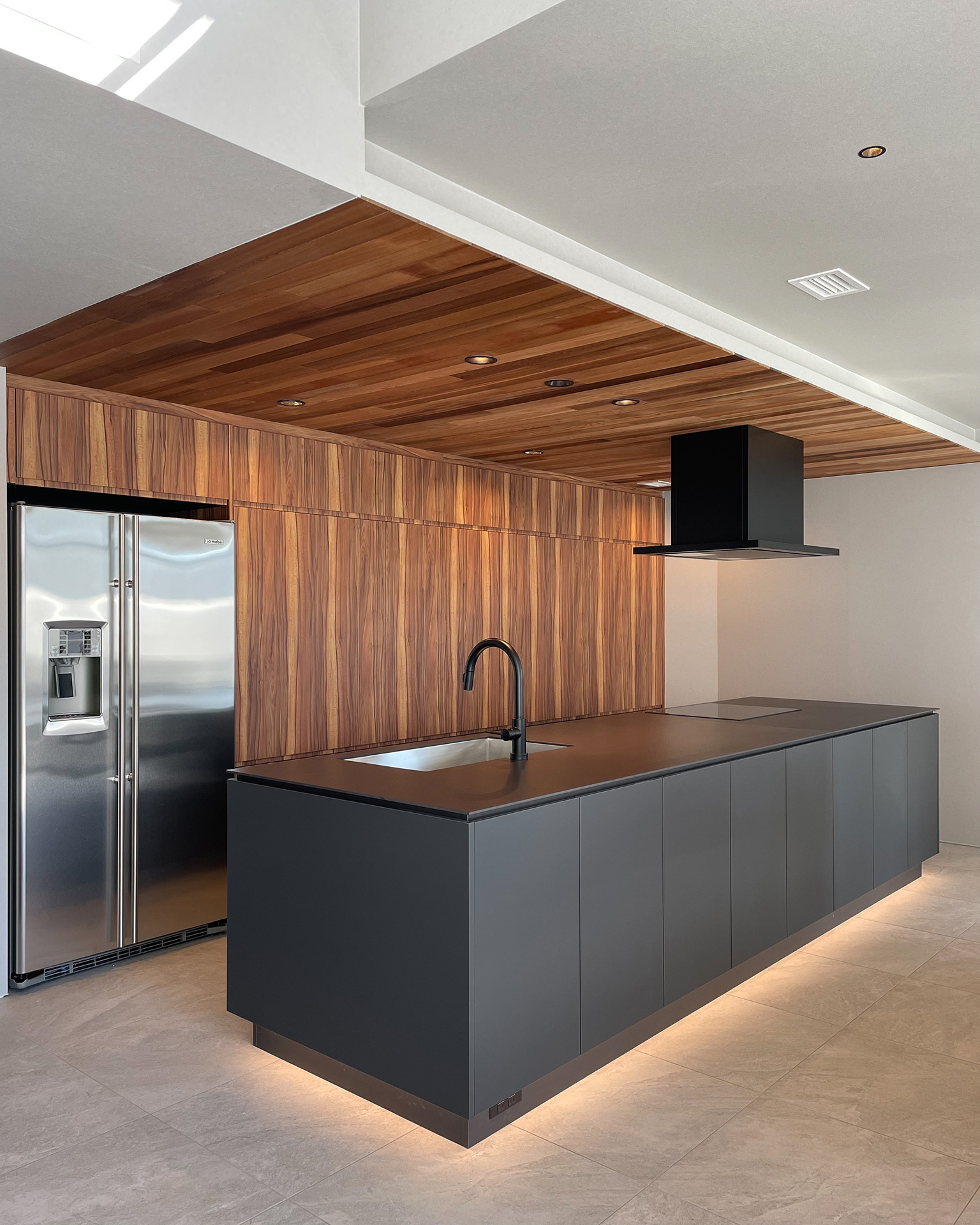 木目を引き立てるグレーキッチン