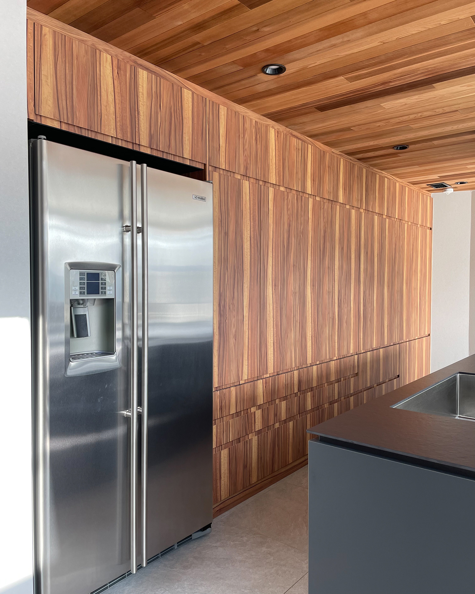 写真:木目を引き立てるグレーキッチン