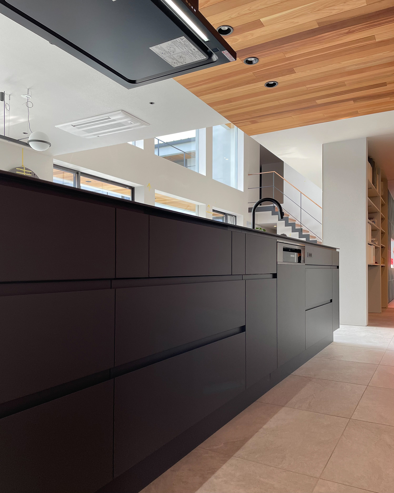 写真:木目を引き立てるグレーキッチン