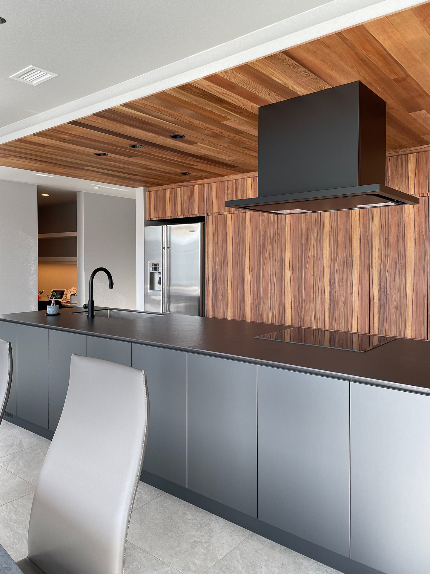 写真:木目を引き立てるグレーキッチン